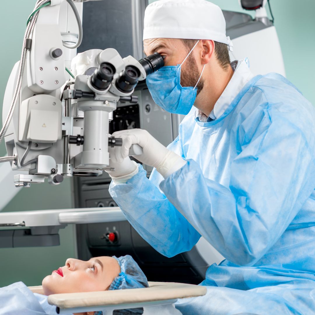 Consulta preoperatoria previa a una operación de cataratas en Mataró